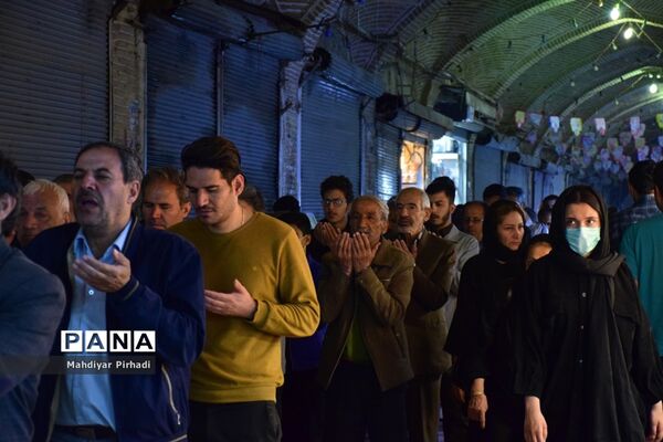 برپایی سفره افطاری ساده در بازار اراک