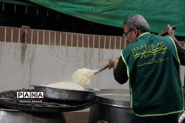 سفره ۱۰۰۰ متری کریم اهل بیت(ع)درماه مبارک رمضان در  شهرری