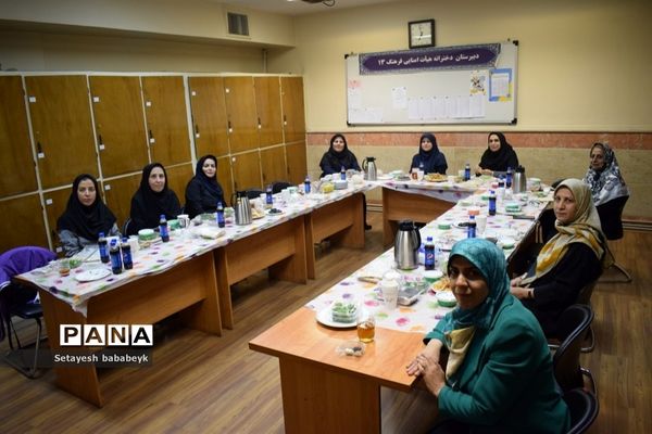 ضیافت افطاری در دبیرستان دخترانه فرهنگ ۱۳