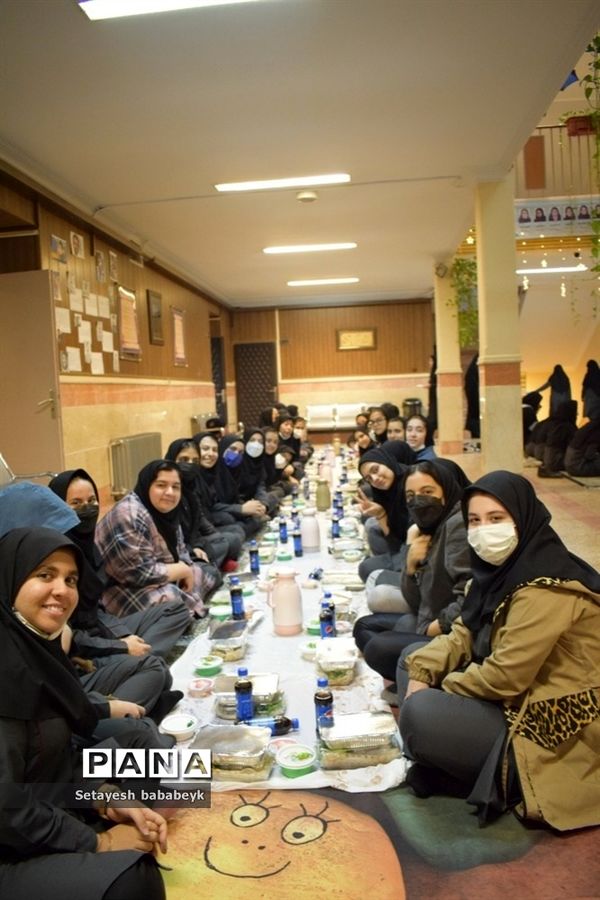 ضیافت افطاری در دبیرستان دخترانه فرهنگ ۱۳