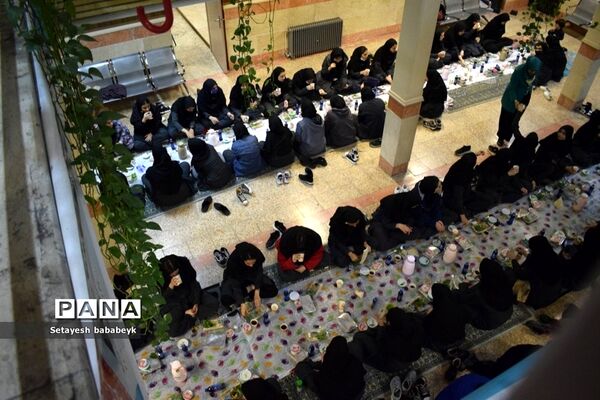 ضیافت افطاری در دبیرستان دخترانه فرهنگ ۱۳