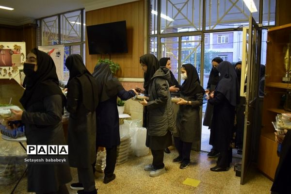 ضیافت افطاری در دبیرستان دخترانه فرهنگ ۱۳