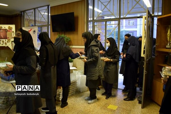 ضیافت افطاری در دبیرستان دخترانه فرهنگ ۱۳