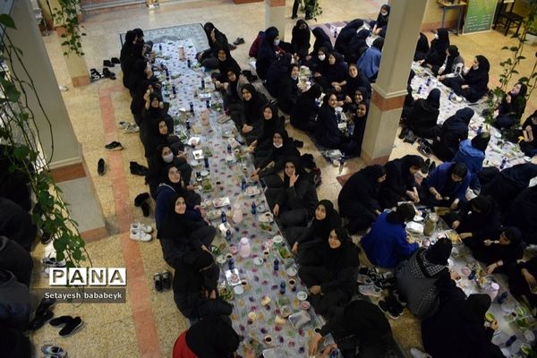 ضیافت افطاری در دبیرستان دخترانه فرهنگ ۱۳