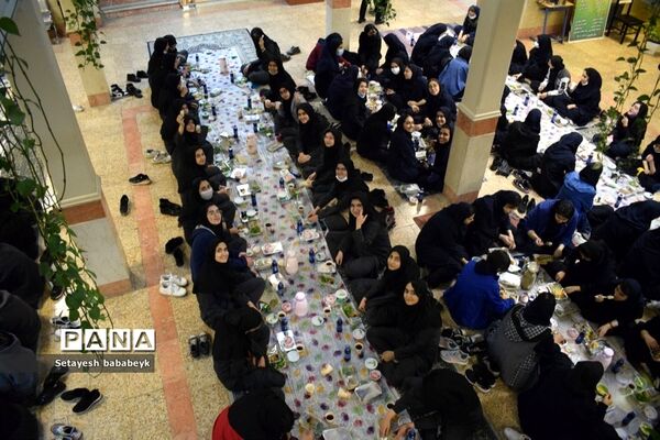 ضیافت افطاری در دبیرستان دخترانه فرهنگ ۱۳