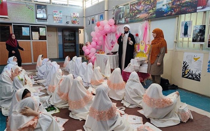 جشن تکلیف در دبستان حضرت زهرا(س) یک رودهن برگزار شد/فیلم