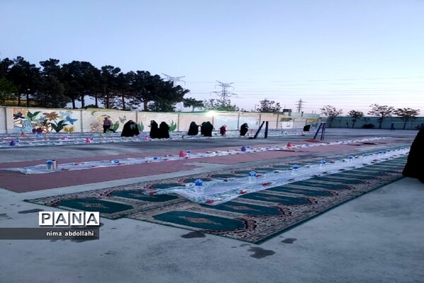 مراسم افطاری در مدرسه آزادی کهریزک