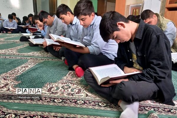 برگزاری محفل انس با قرآن در ماه مبارک رمضان  در دبیرستان امام علی(ع) ۲ رودهن