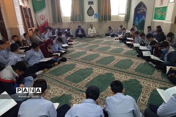 برگزاری محفل انس با قرآن در ماه مبارک رمضان  در دبیرستان امام علی(ع) ۲ رودهن