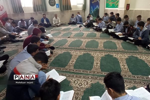 برگزاری محفل انس با قرآن در ماه مبارک رمضان  در دبیرستان امام علی(ع) ۲ رودهن