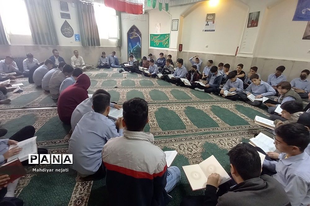 برگزاری محفل انس با قرآن در ماه مبارک رمضان  در دبیرستان امام علی(ع) ۲ رودهن