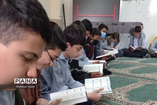 برگزاری محفل انس با قرآن در ماه مبارک رمضان  در دبیرستان امام علی(ع) ۲ رودهن