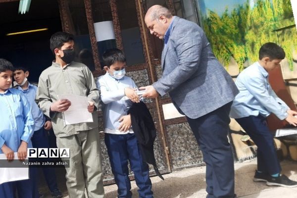 تقدیر از دانش‌آموزان برتر قرآنی در دبستان ارشاد رودهن در ماه مبارک رمضان