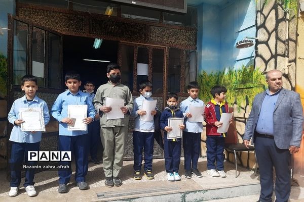 تقدیر از دانش‌آموزان برتر قرآنی در دبستان ارشاد رودهن در ماه مبارک رمضان