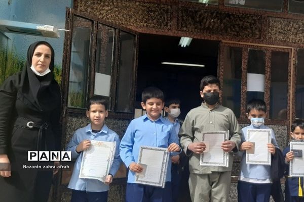 تقدیر از دانش‌آموزان برتر قرآنی در دبستان ارشاد رودهن در ماه مبارک رمضان