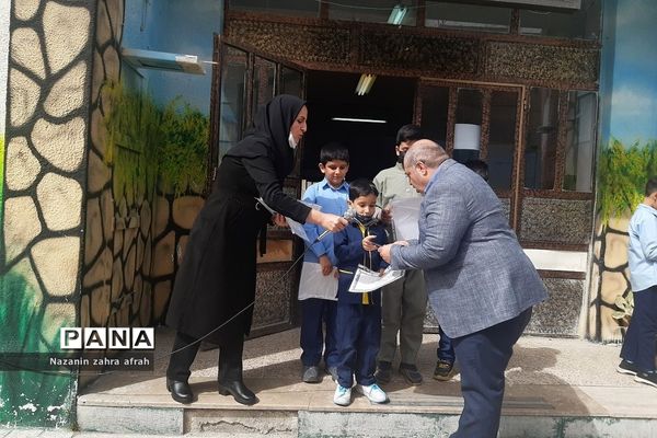 تقدیر از دانش‌آموزان برتر قرآنی در دبستان ارشاد رودهن در ماه مبارک رمضان