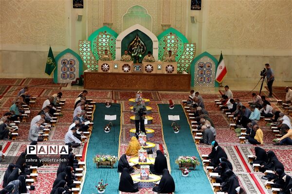 ترتیل خوانی قرآن کریم در ماه مبارک رمضان در حرم مطهر شاهچراغ (ع)