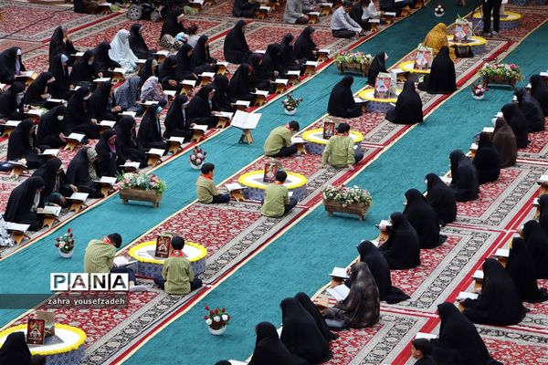 ترتیل خوانی قرآن کریم در ماه مبارک رمضان در حرم مطهر شاهچراغ (ع)