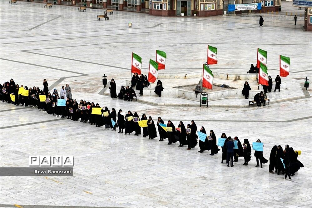 زنجیره انسانی بانوان طلبه و دانشجو در حمایت از عفاف و حجاب