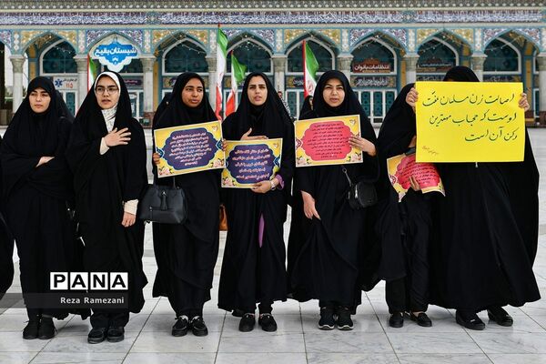زنجیره انسانی بانوان طلبه و دانشجو در حمایت از عفاف و حجاب