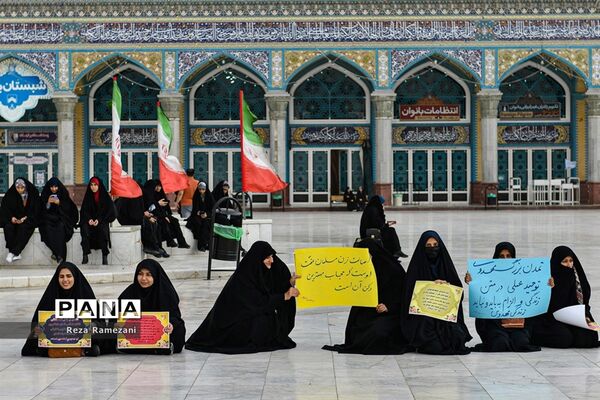 زنجیره انسانی بانوان طلبه و دانشجو در حمایت از عفاف و حجاب