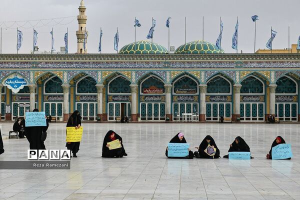 زنجیره انسانی بانوان طلبه و دانشجو در حمایت از عفاف و حجاب