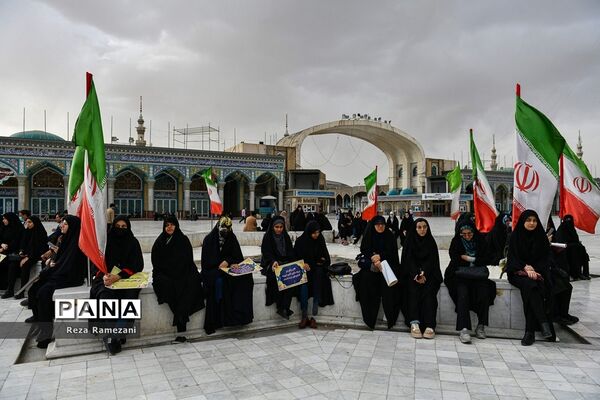 زنجیره انسانی بانوان طلبه و دانشجو در حمایت از عفاف و حجاب