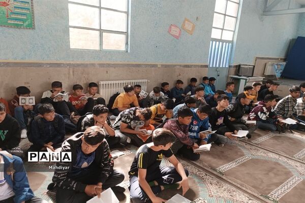 برپایی محفل انس با قرآن در دبیرستان شهید علی تات شهر جوادآباد