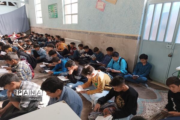 برپایی محفل انس با قرآن در دبیرستان شهید علی تات شهر جوادآباد
