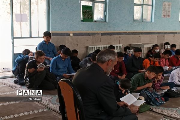 برپایی محفل انس با قرآن در دبیرستان شهید علی تات شهر جوادآباد