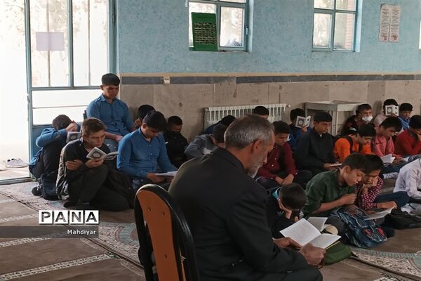 برپایی محفل انس با قرآن در دبیرستان شهید علی تات شهر جوادآباد