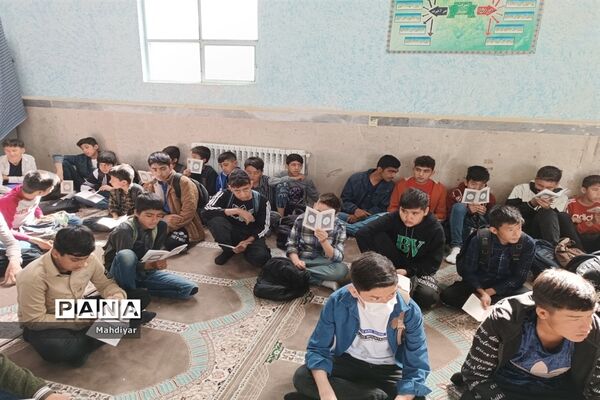 برپایی محفل انس با قرآن در دبیرستان شهید علی تات شهر جوادآباد