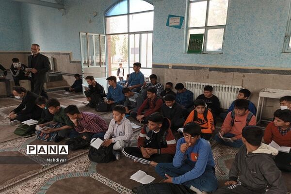 برپایی محفل انس با قرآن در دبیرستان شهید علی تات شهر جوادآباد