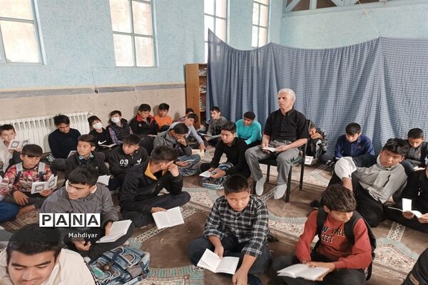 برپایی محفل انس با قرآن در دبیرستان شهید علی تات شهر جوادآباد