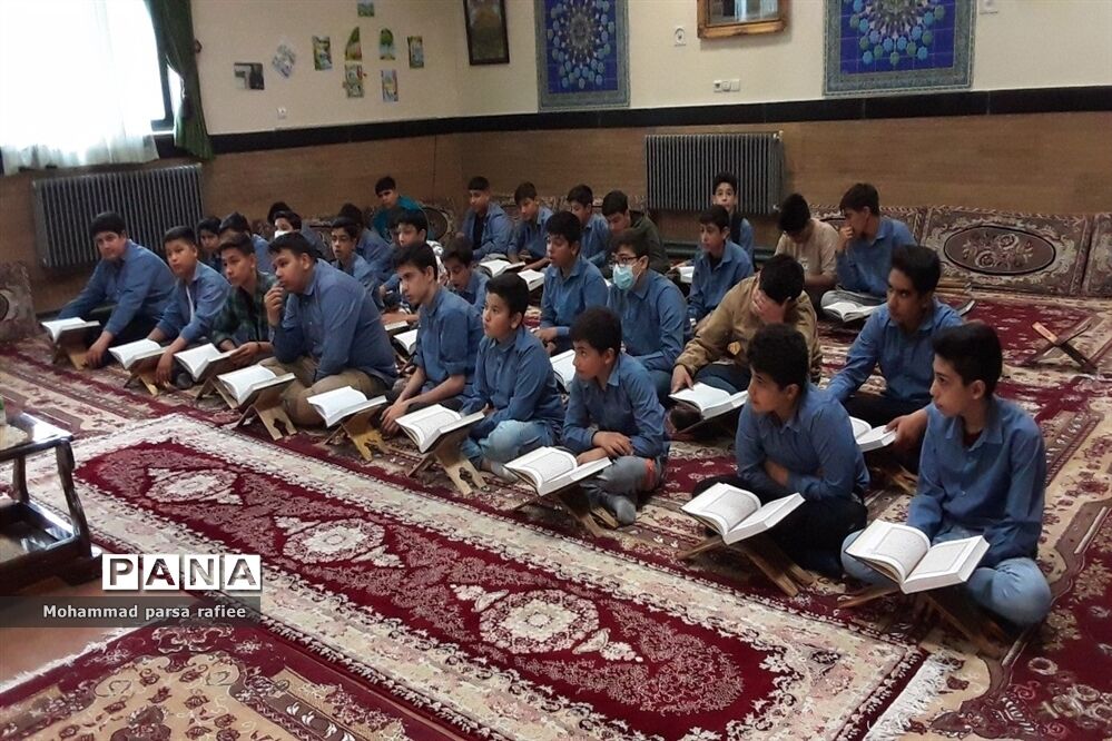مراسم محفل انس با قرآن و افطاری در مدارس صفادشت