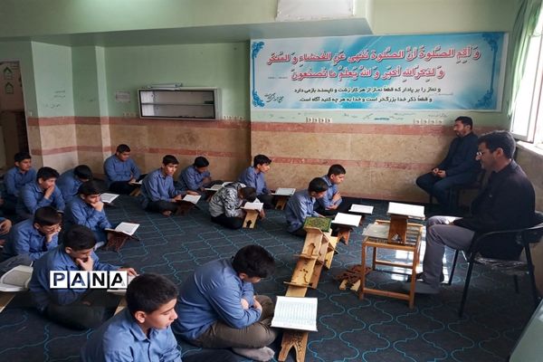 مراسم محفل انس با قرآن و افطاری در مدارس صفادشت