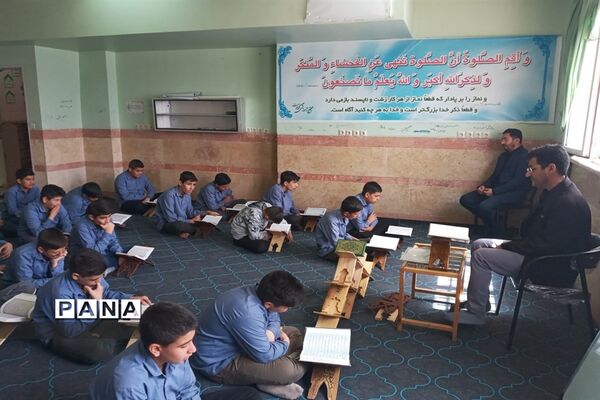 مراسم محفل انس با قرآن و افطاری در مدارس صفادشت