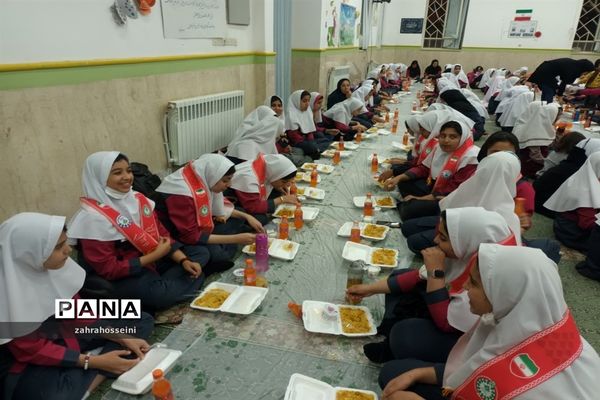 ضیافت افطاری در دبستان شهید نجاتی ابرکوه