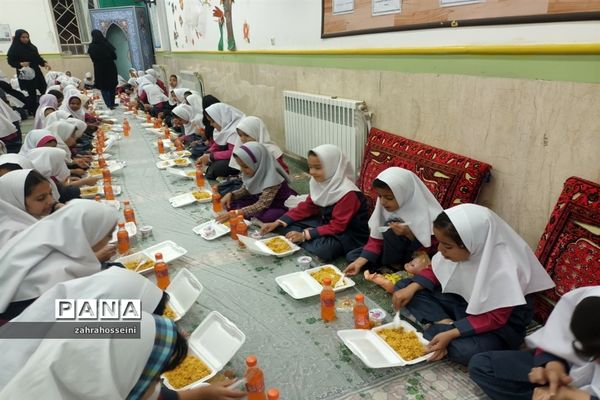 ضیافت افطاری در دبستان شهید نجاتی ابرکوه