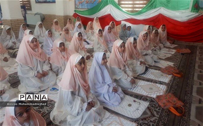 اجرای هماهنگ سرود روزه اولی‌ها توسط کلاس سومی‌های مدرسه ریحانه‌النبی قرچک/فیلم