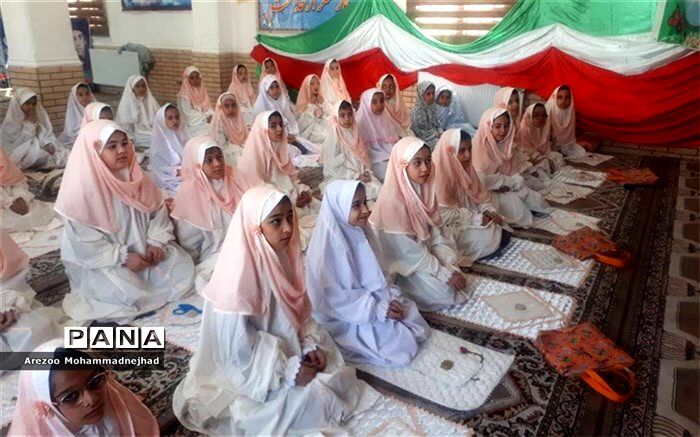 اجرای هماهنگ سرود روزه اولی‌ها توسط کلاس سومی‌های مدرسه ریحانه‌النبی قرچک/فیلم