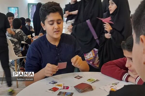 حضور دهه هشتادی و نودی‌ها به همراه خانواده در غرفه‌های سی‌امین نمایشگاه بین‌المللی قرآن کریم