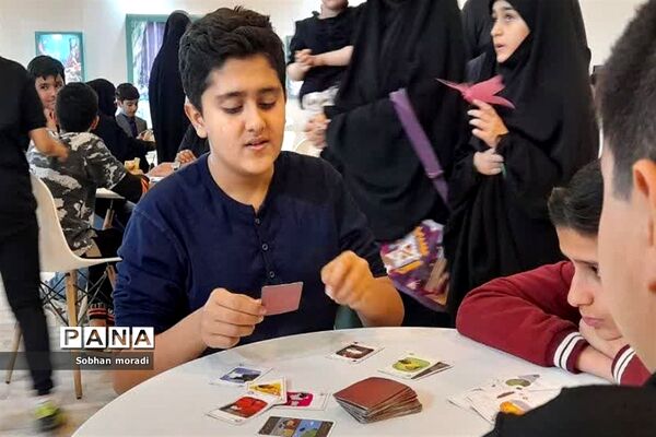حضور دهه هشتادی و نودی‌ها به همراه خانواده در غرفه‌های سی‌امین نمایشگاه بین‌المللی قرآن کریم