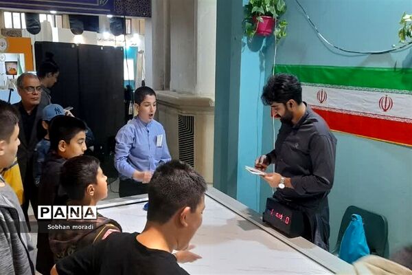 حضور دهه هشتادی و نودی‌ها به همراه خانواده در غرفه‌های سی‌امین نمایشگاه بین‌المللی قرآن کریم