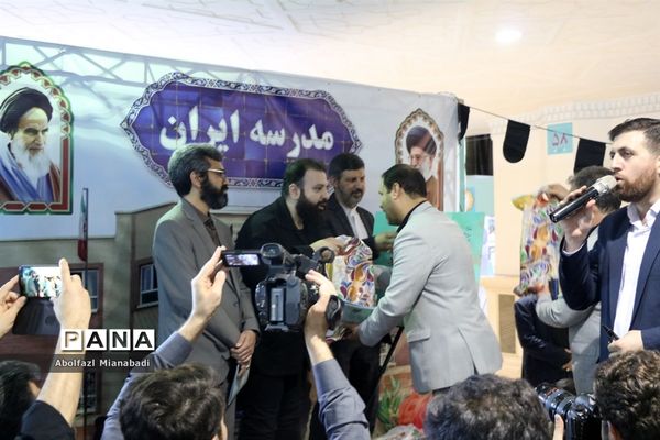 بازدید سرپرست وزارت آموزش و پرورش از غرفه مدرسه‌ای به وسعت ایران