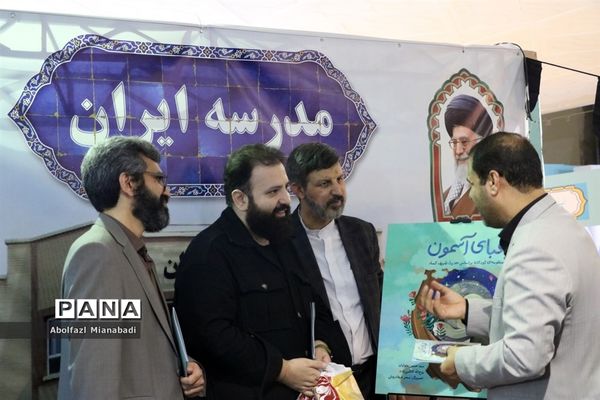 بازدید سرپرست وزارت آموزش و پرورش از غرفه مدرسه‌ای به وسعت ایران