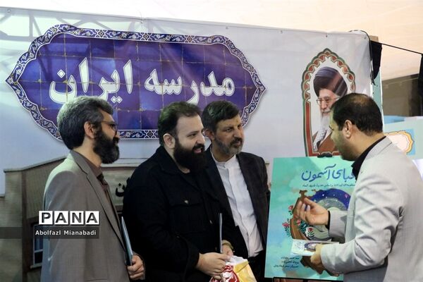 بازدید سرپرست وزارت آموزش و پرورش از غرفه مدرسه‌ای به وسعت ایران