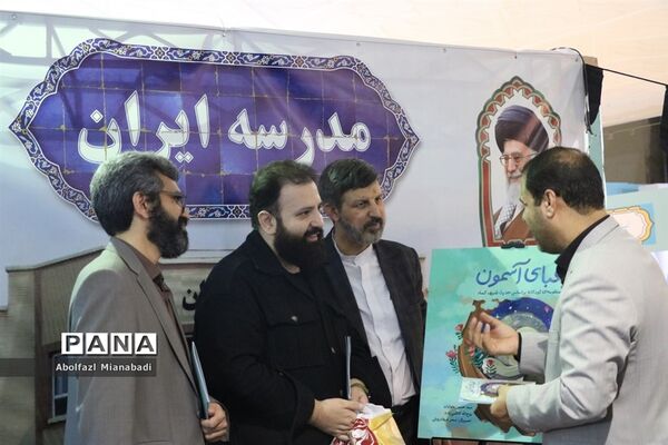 بازدید سرپرست وزارت آموزش و پرورش از غرفه مدرسه‌ای به وسعت ایران