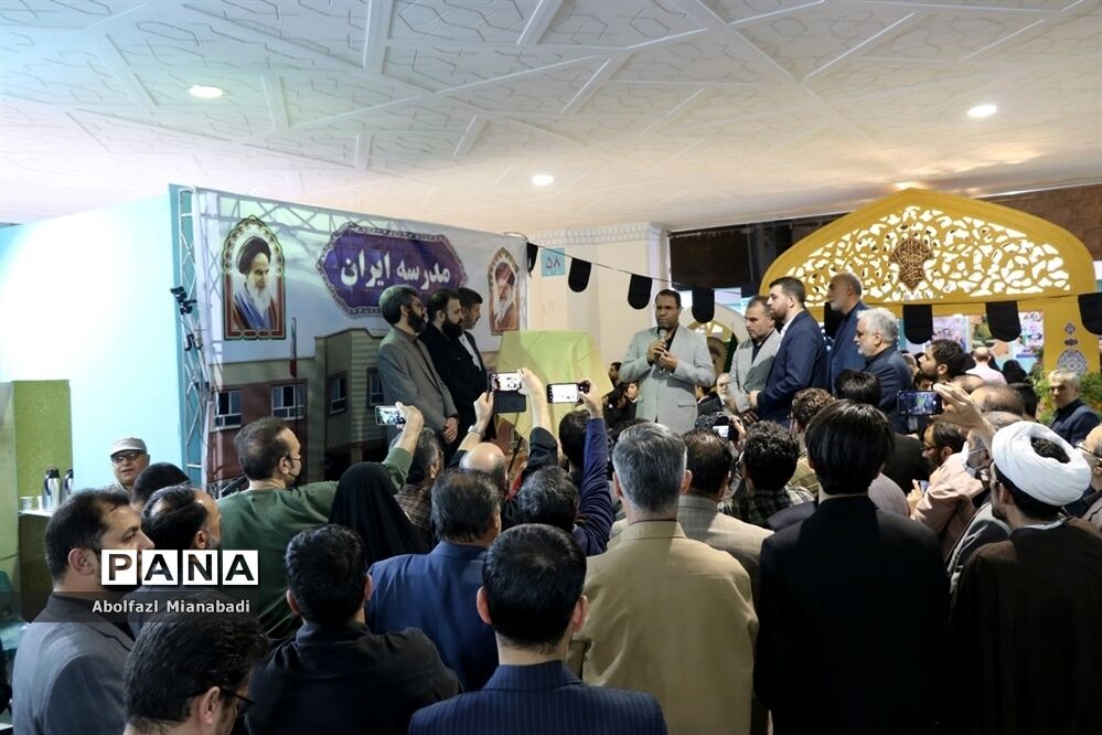 بازدید سرپرست وزارت آموزش و پرورش از غرفه مدرسه‌ای به وسعت ایران