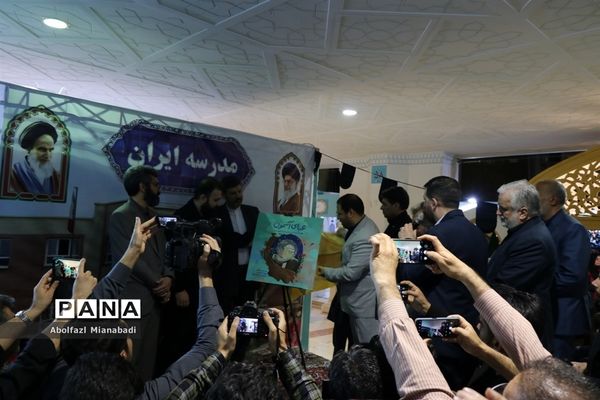 بازدید سرپرست وزارت آموزش و پرورش از غرفه مدرسه‌ای به وسعت ایران